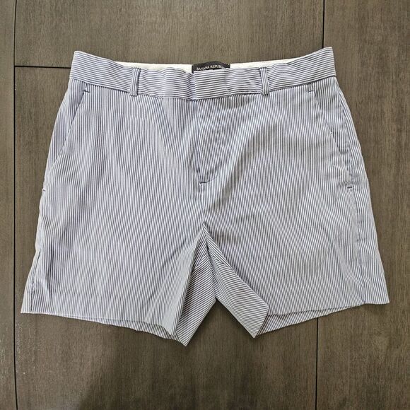 Banana Republic Size 4 Blue & White Seersucker Shorts 5" Inseam Coastal Preppy - Picture 1 of 9